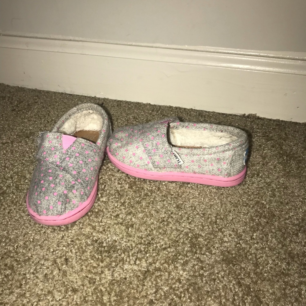 Toddler size 6!! Warm TOMS never worn